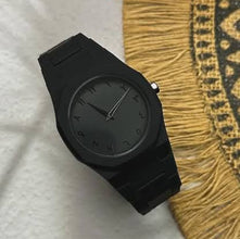 Black Aura Quartz Watch – Lightweight & Premium Finish
